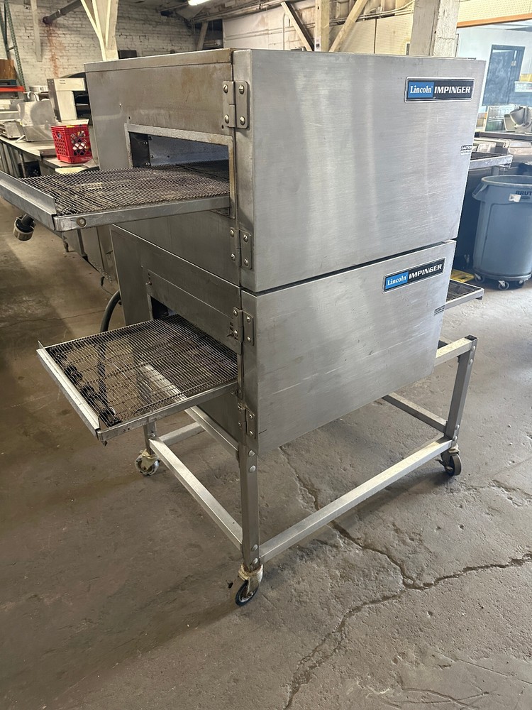 LINCOLN 1132-000-A DOUBLE STACK ELECTRIC PIZZA OVEN.