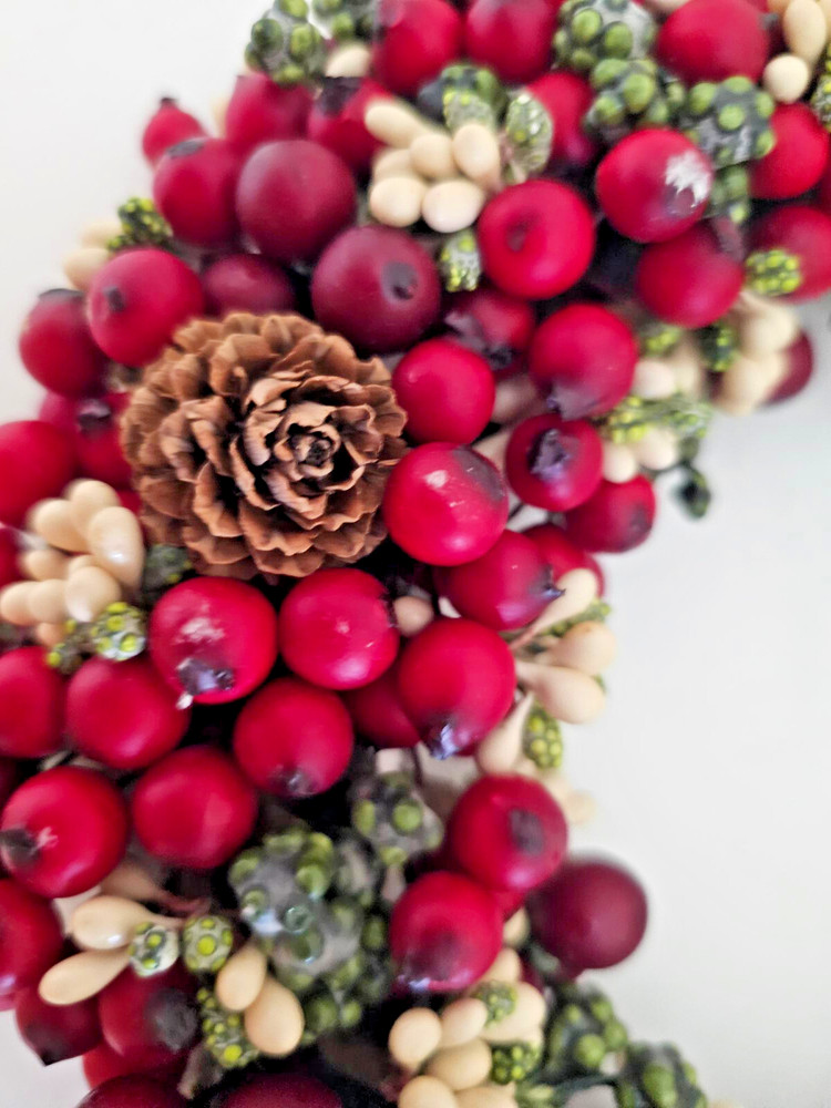 10" Cranberry/Seed/Pinecone Wreath