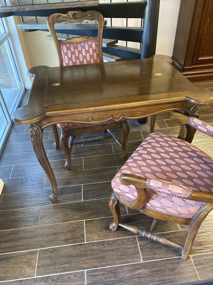 Backgommon table with chairs