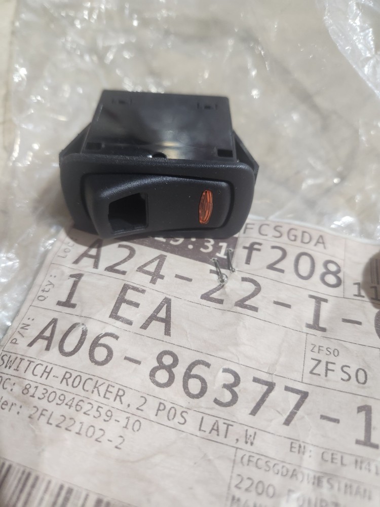 Freightliner A06-86377-103 Rocker Switch, 2 Position w/Indicator Light