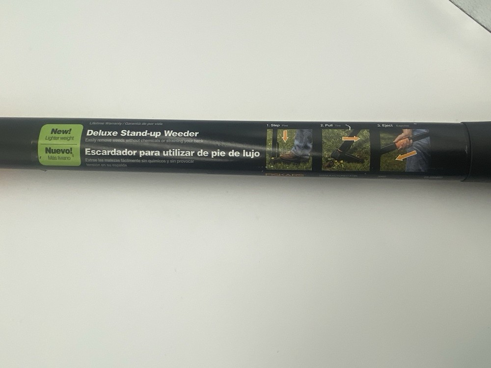 Fiskars 4-Claw Stand-Up Weed Puller, 39" Ergonomic Handle with Easy-Eject