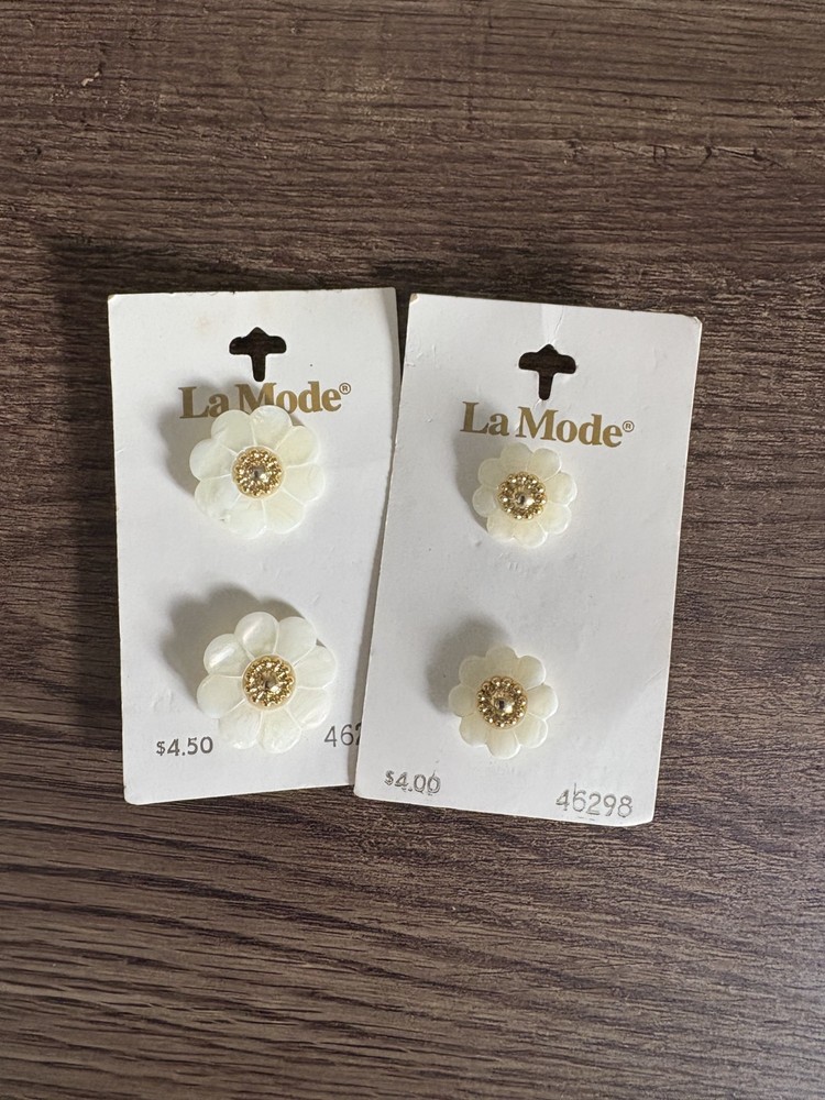 Plastic Buttons - FLOWERS  La Moda 4 count 7/8"  VINTAGE