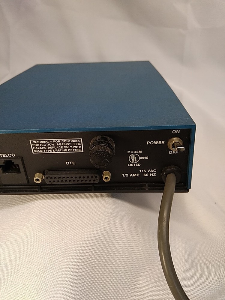 Vintage MOTOROLA 208 A/B MB UDS UNIVERSAL DATA SYSTEMS Powers On