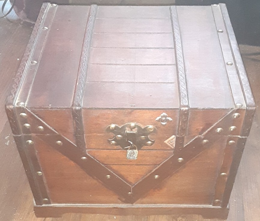 Treasure Chest includes Pieces of 9 (8)