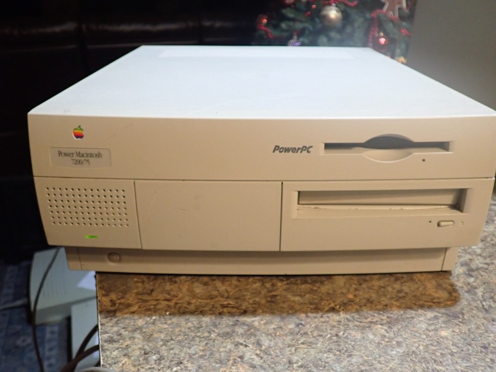 Apple Power Macintosh 7200/75 M3979 - powers up ask for disk as is