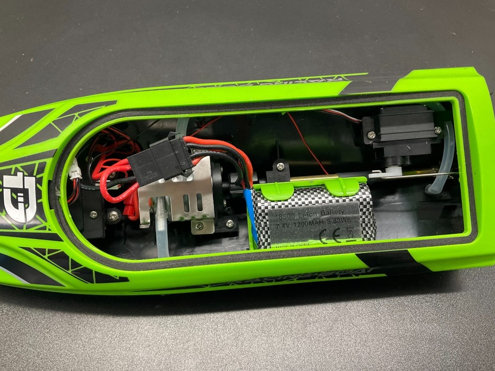 DEERC RC Boat LED Light 20MPH Self Righting Racing Boat 30 Mins