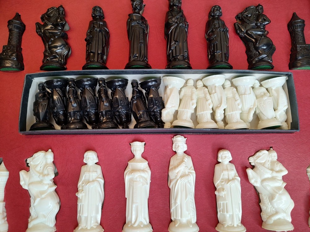 Vintage Renaissance Chessmen Chess Set By E.S. Lowe 1970
