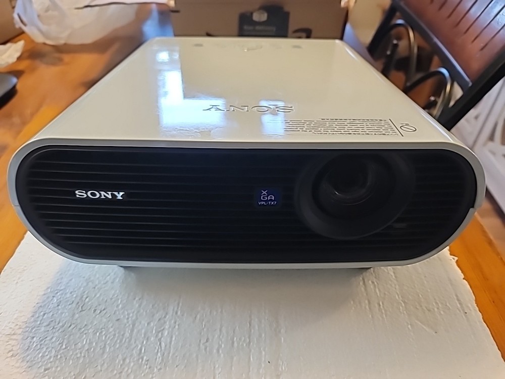 SONY VPL-TX7 PROJECTOR  turns on