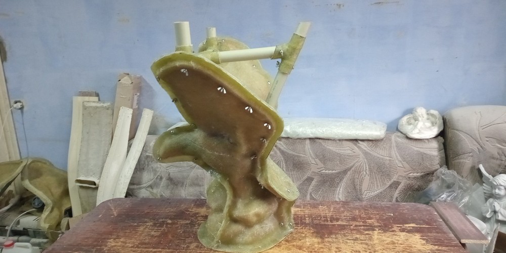 Polyurethane flexible mold with a plastic frame An eagle with outstretched wings