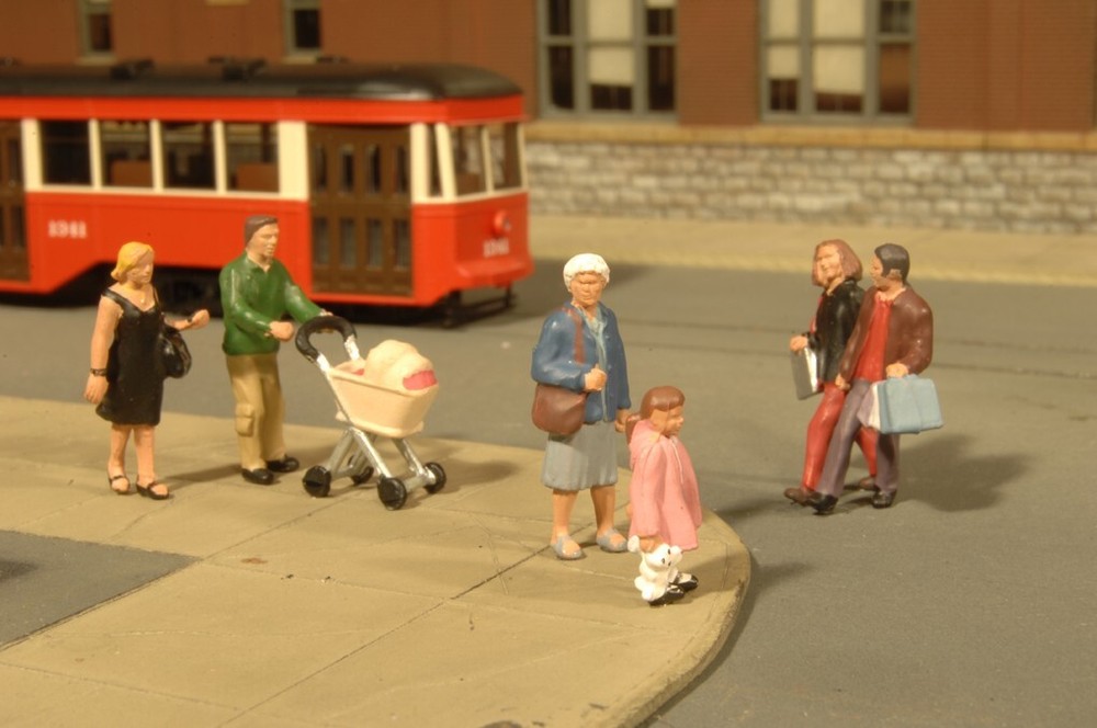 Bachmann 33159 STROLLING PEOPLE - O SCALE FIGURES NEW