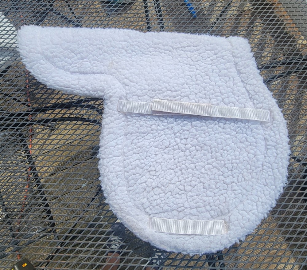 Toklat Medallion Super Quilt White Show Pad - EUC