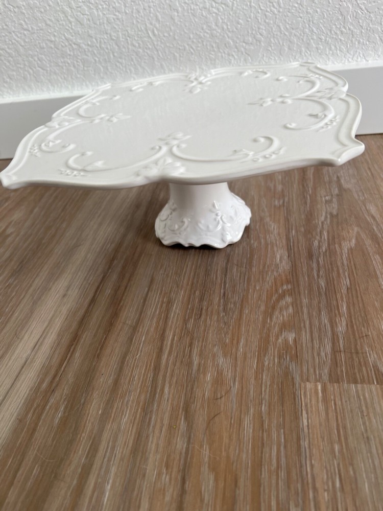1-tiered white fleur de lis cake stand