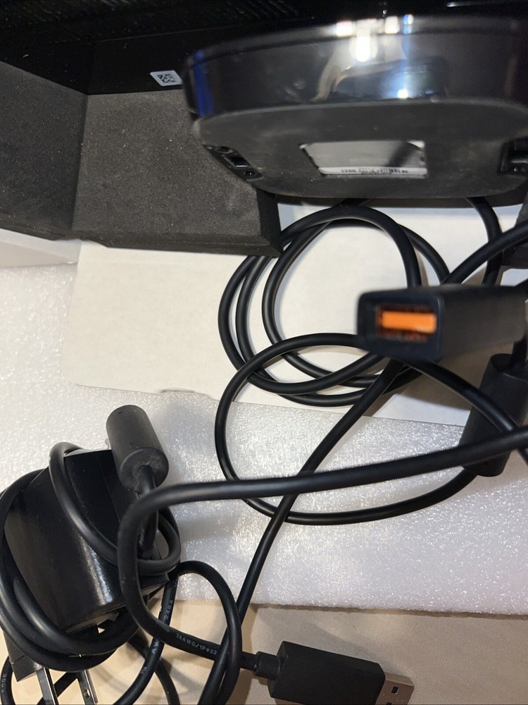 Xbox 360 Kinect Sensor Excellent Condition (2010 Microsoft Corporation)