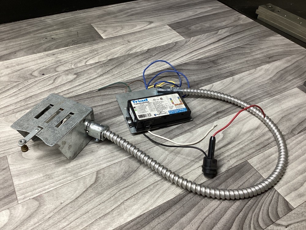 TRIAD UNIVERSAL LIGHTING C2642UNVBE ELECTRONIC BALLAST #101D117PR5*SI