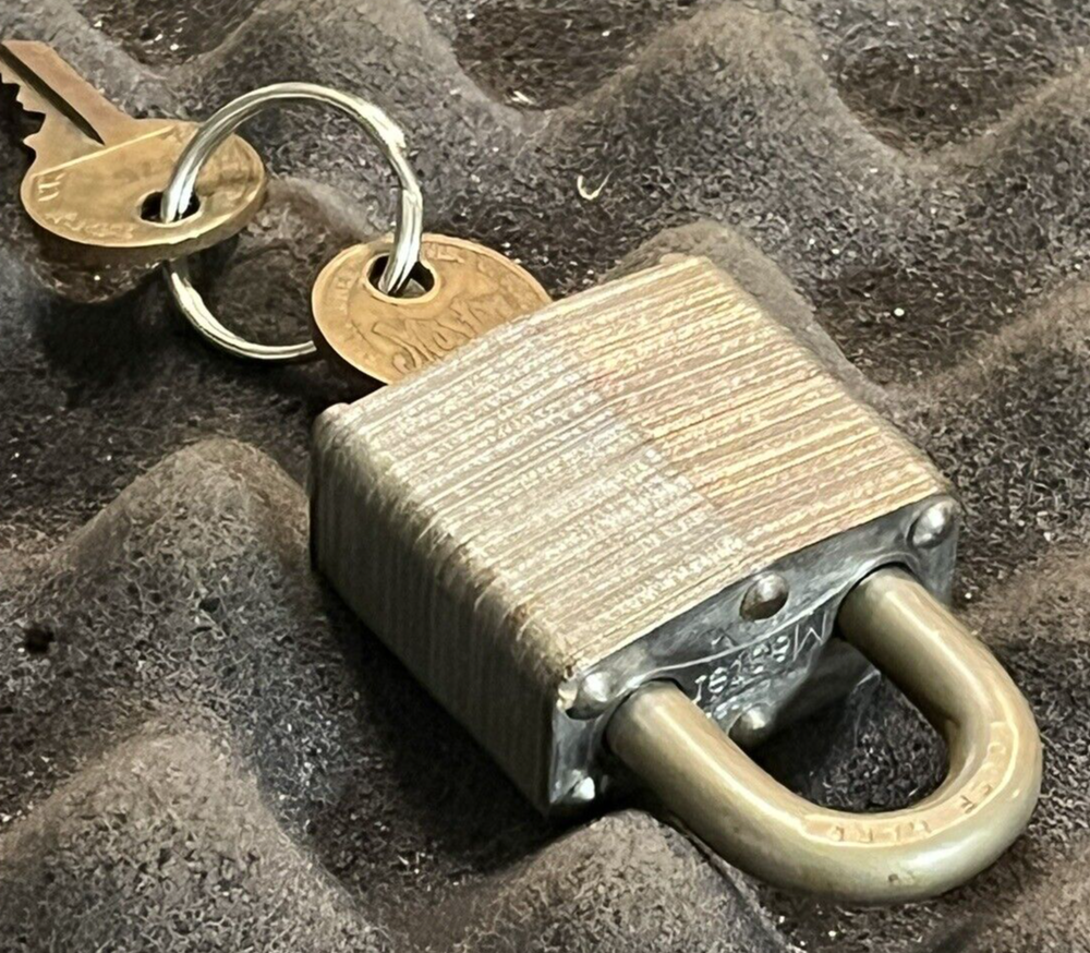 MASTER LOCK COMPANY #3 PADLOCK (2) BRASS KEYS.
