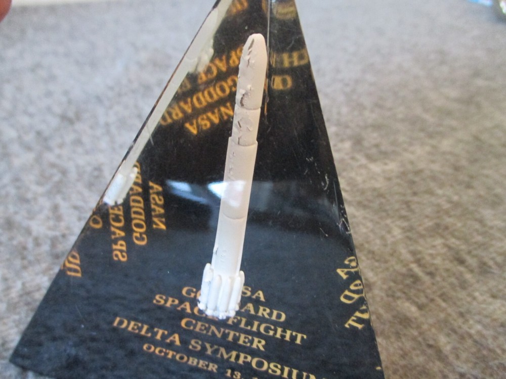 NASA GODDARD SPACE FLIGHT DELTA ROCKET SYMPOSIUM 1971 LUCITE DESKTOP MODEL -RARE