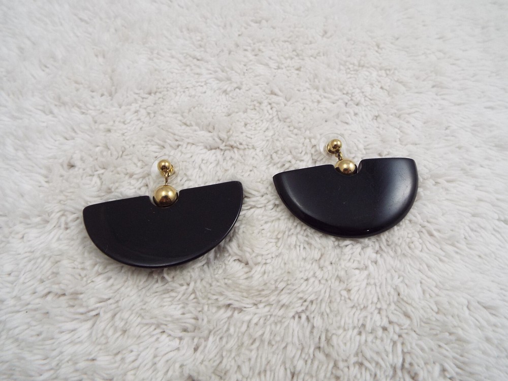 Goldtone Black Fan Pierced Earrings (D75)
