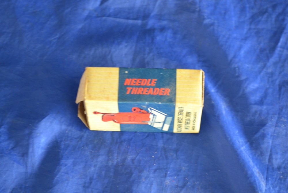AUTOMATIC NEEDLE THREADER RED WITH THREAD CUTTER BOX AND STAND ORIGINAL VINTAGE