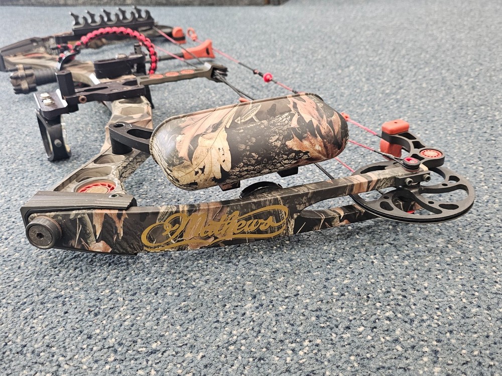 Mathews Switchback XT Compound Bow 70# Draw Weight Right Hand w/ Case