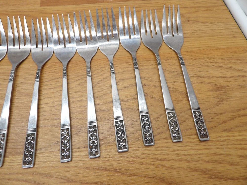 Vtg Customcraft Stainless Fleur de Lis Silverware(4) Dinner Forks (13) Salad
