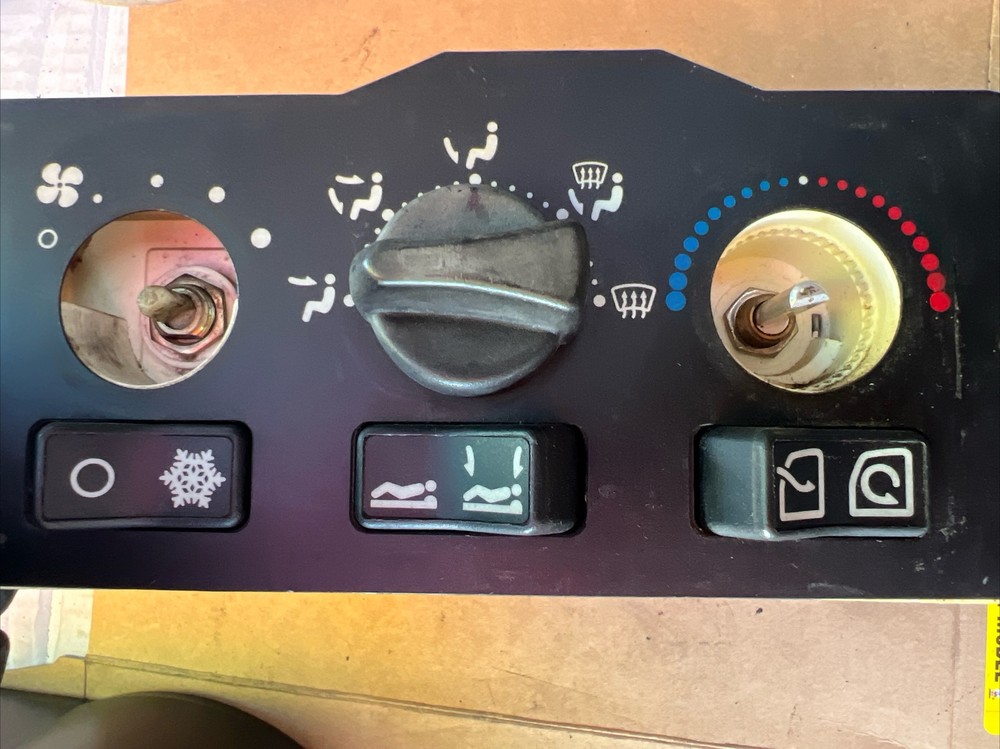 BERGSTROM  TEMPERATURE CONTROL SWITCH,OEM, MISSING KNOB, KENWORTH F21-1005-1