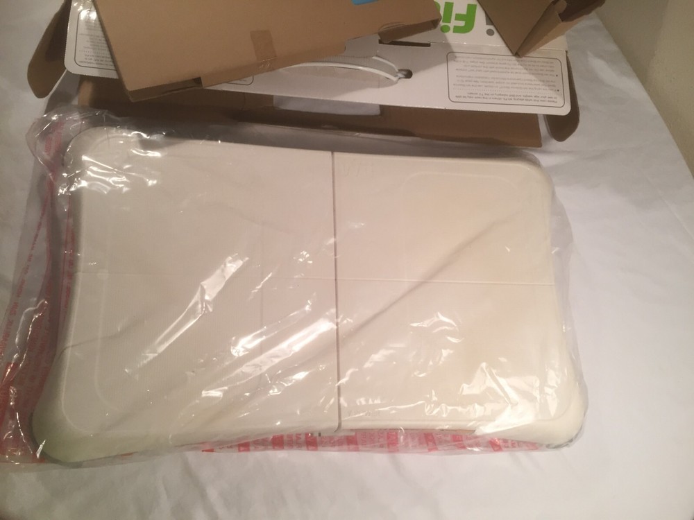 Wii FIT AND EXTRA SOFWARE - BOARD, FEET, ETC.