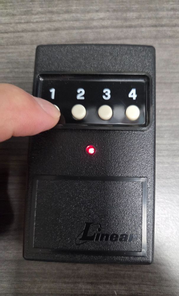 NEW Linear DT-4A DNT00027B 4 Button Remote Transmitter 310MHz Delta 3