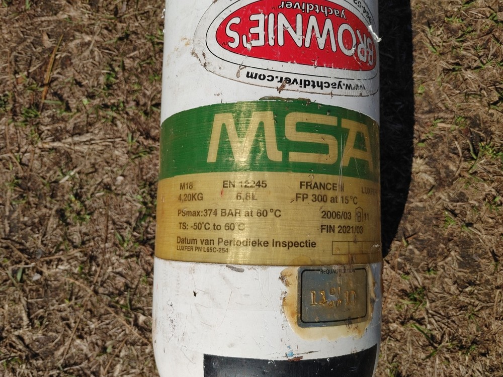 scuba diving oxygen tanks