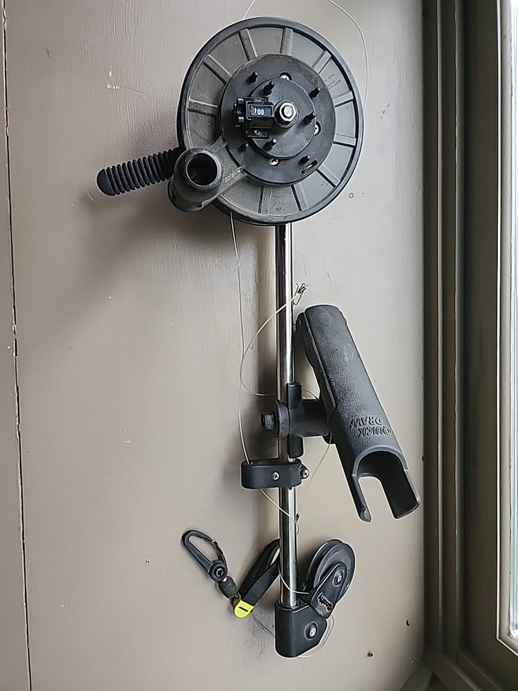 Scotty  Manual Downrigger w/ Rod Holder