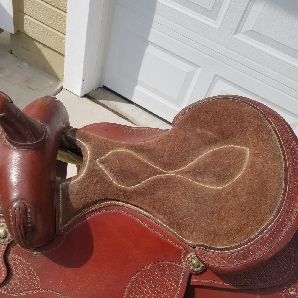 Western Saddle 17 inch tree, beautiful tooling