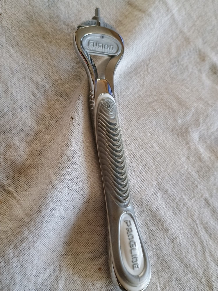 Pre Owned Gillette Proglide Fusion Razor Handle Silver