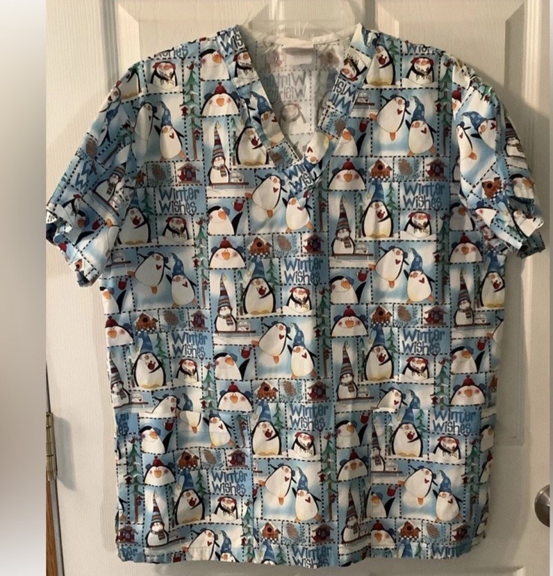 Peaches Uniform Scrub Top Winter Wishes PENGUINS Size Medium EUC