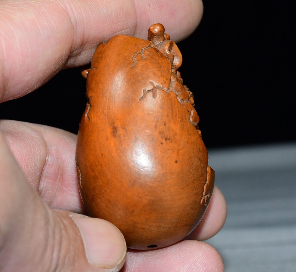 Exquisite Small Leaf Boxwood Monkey Pendant