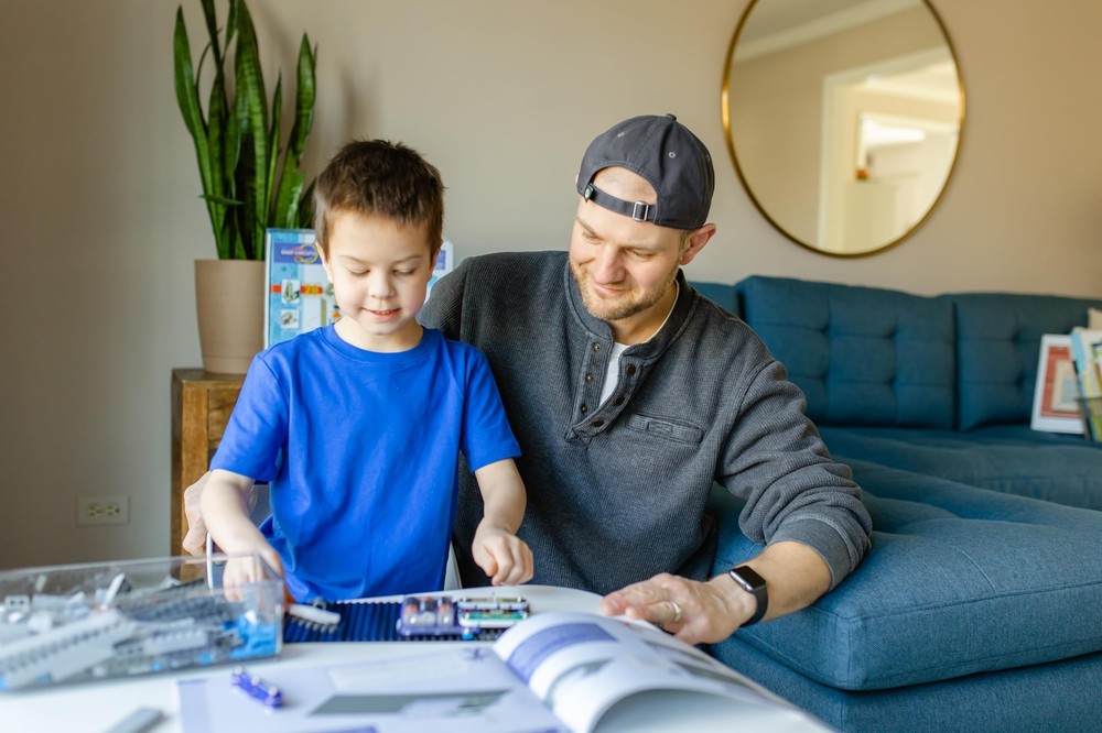 Snap Circuits Bric Structures 130 Piece Building Electronics Kit for Kids 8+