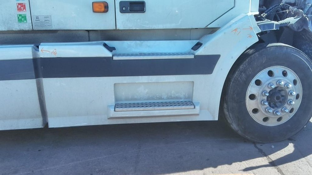 For 2006 VOLVO VNL SIDE FAIRING Right ,  OH