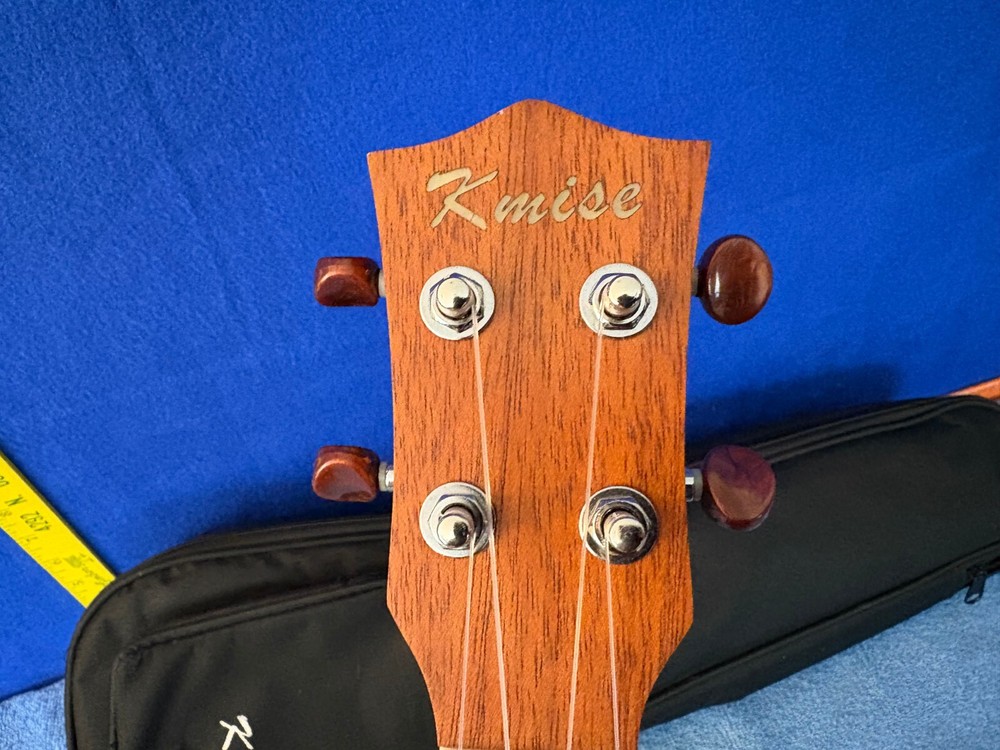 Kmise KMU21S 21in Ukulele w/ Case
