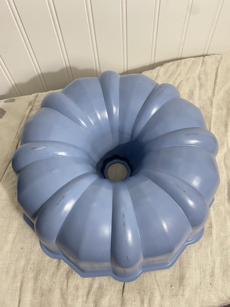 vintage bundt cake pan In Blue