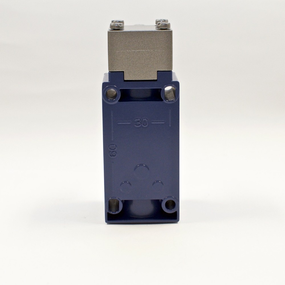 Telemecanique XCKJ10541 Limit Switch, Spring Return Roller Lever