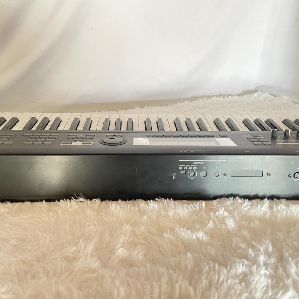 KORG TR76 Synthesizer
