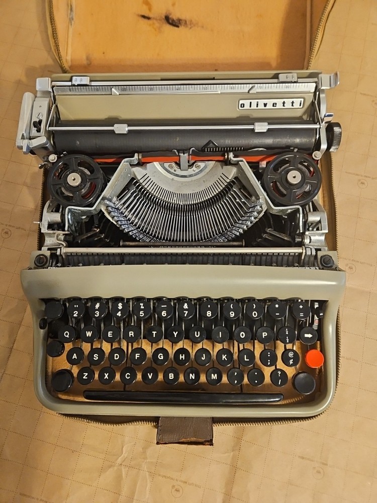 Vintage 1950 Olivetti Lettera 22 Typewriter w/ Case
