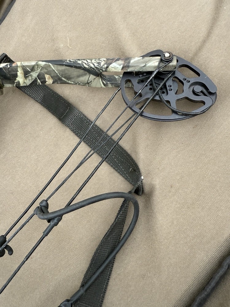 Bowtech Diamond Razor Edge Compound Bow - 60 Pounds RH. With Soft Case +