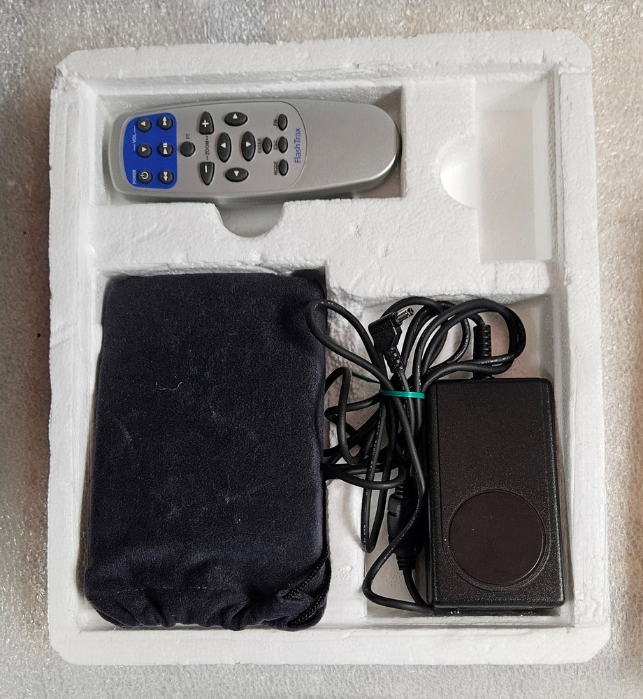 FlashTrax ~ FTX20 SmartDisk Digital Multimedia Storage & Player BUNDLE