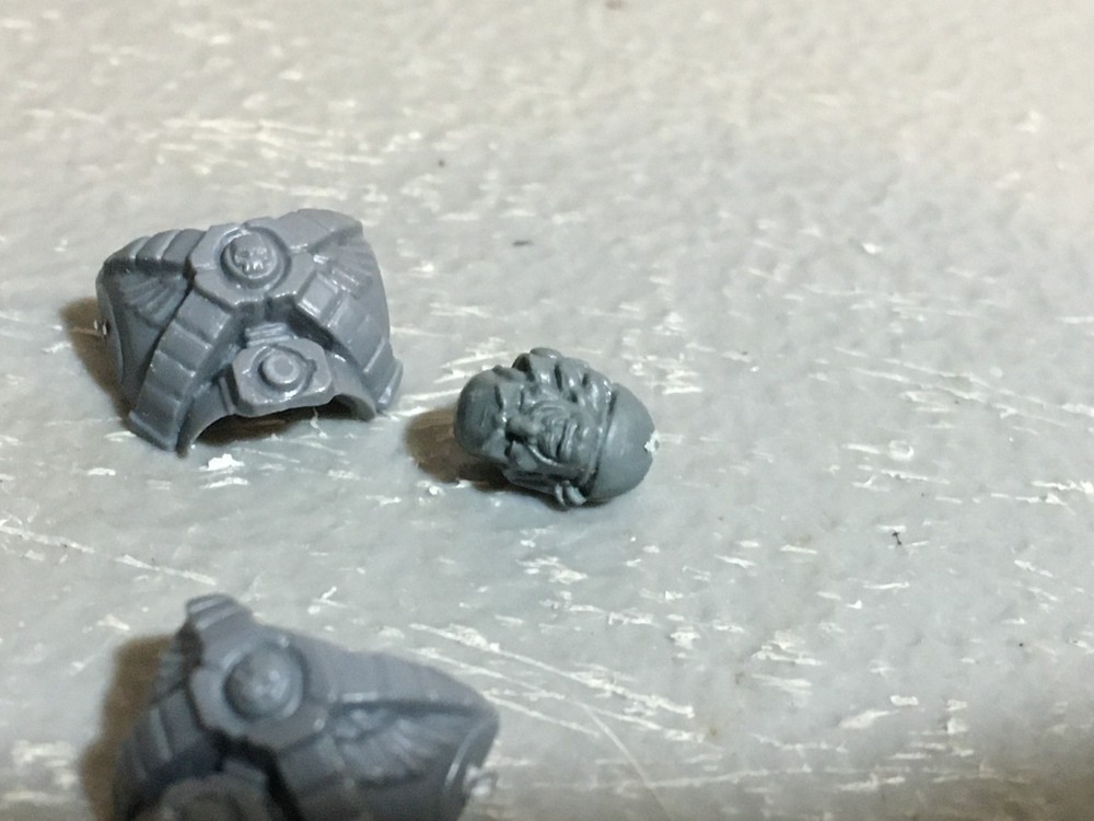 A26625 WARHAMMER 40K SPACE MARINES BITS LOT TORSO FRONTS BACKS + HEAD