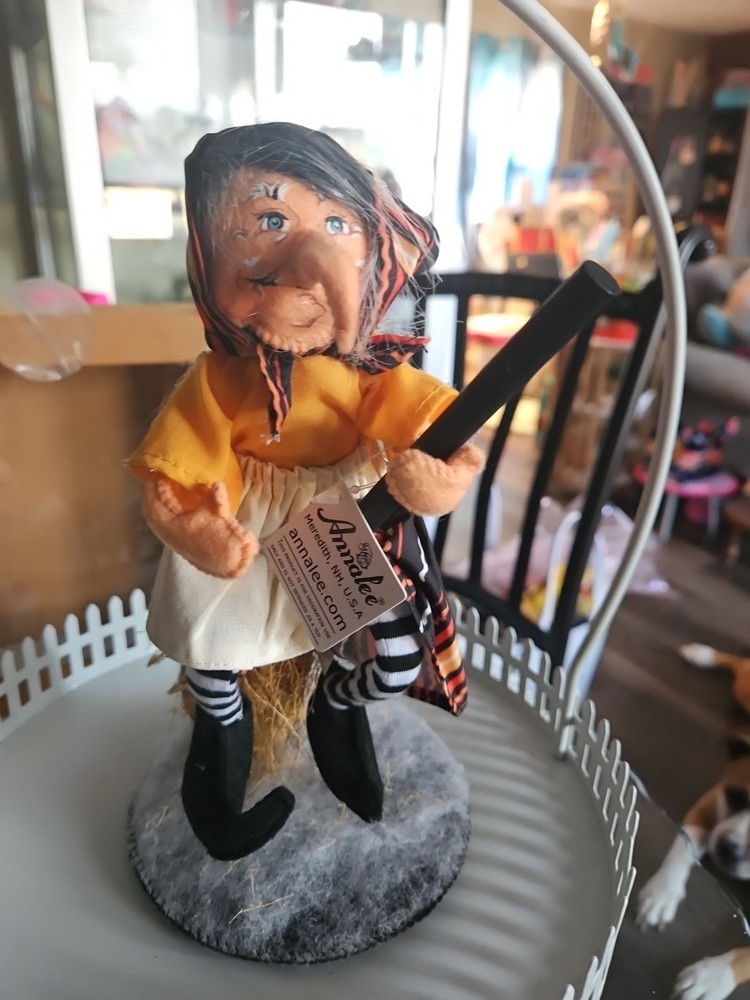 Annalee Halloween 9" flying witch Figurine MAX7297