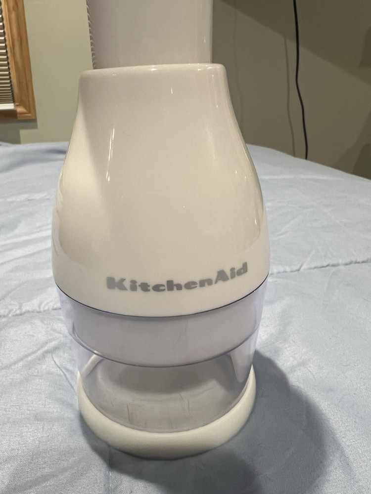 Pampered Chef Push Function Food Chopper - White