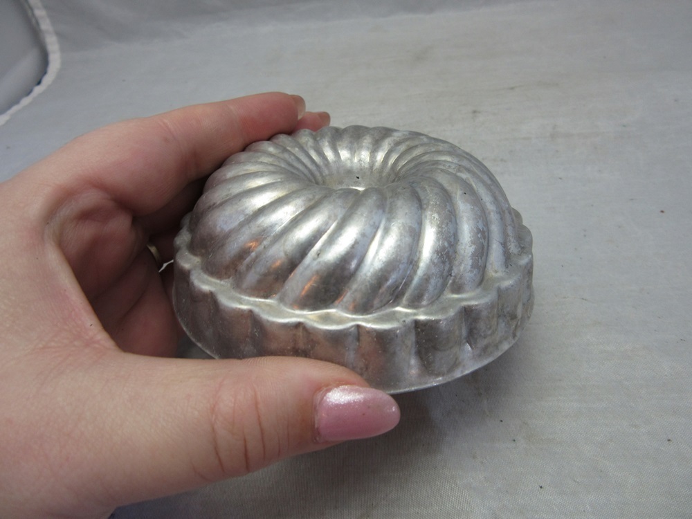 Mini vintage bunt cake pan. mold