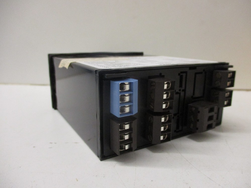 *NEW* YOKOGAWA 820-11-0-JF DIGITAL TEMPERATURE PANEL METER