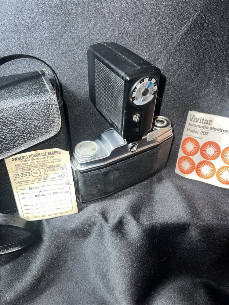 Vintage Vivitar Automatic Electronic Flash Camera Model 202