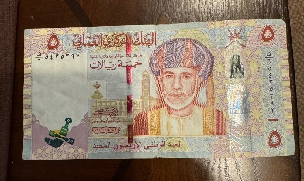 five rials -Oman - 40th national day bill nicely lightly worn