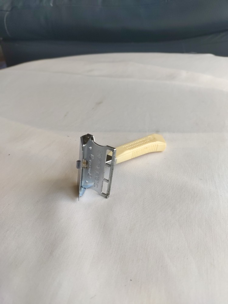 Gem Featherweight White Handle Silver Tone SE Safety Razor